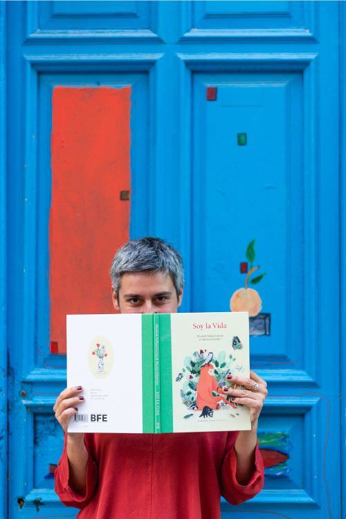 Celia Tejealas sujetando el libro "Soy la Vida"