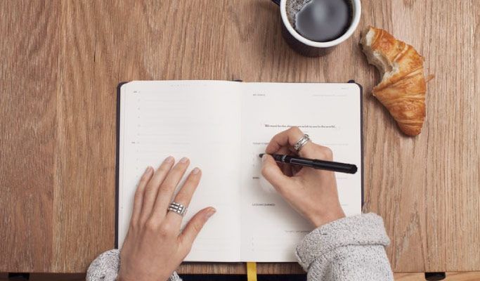 Mujer escribiendo en un diario